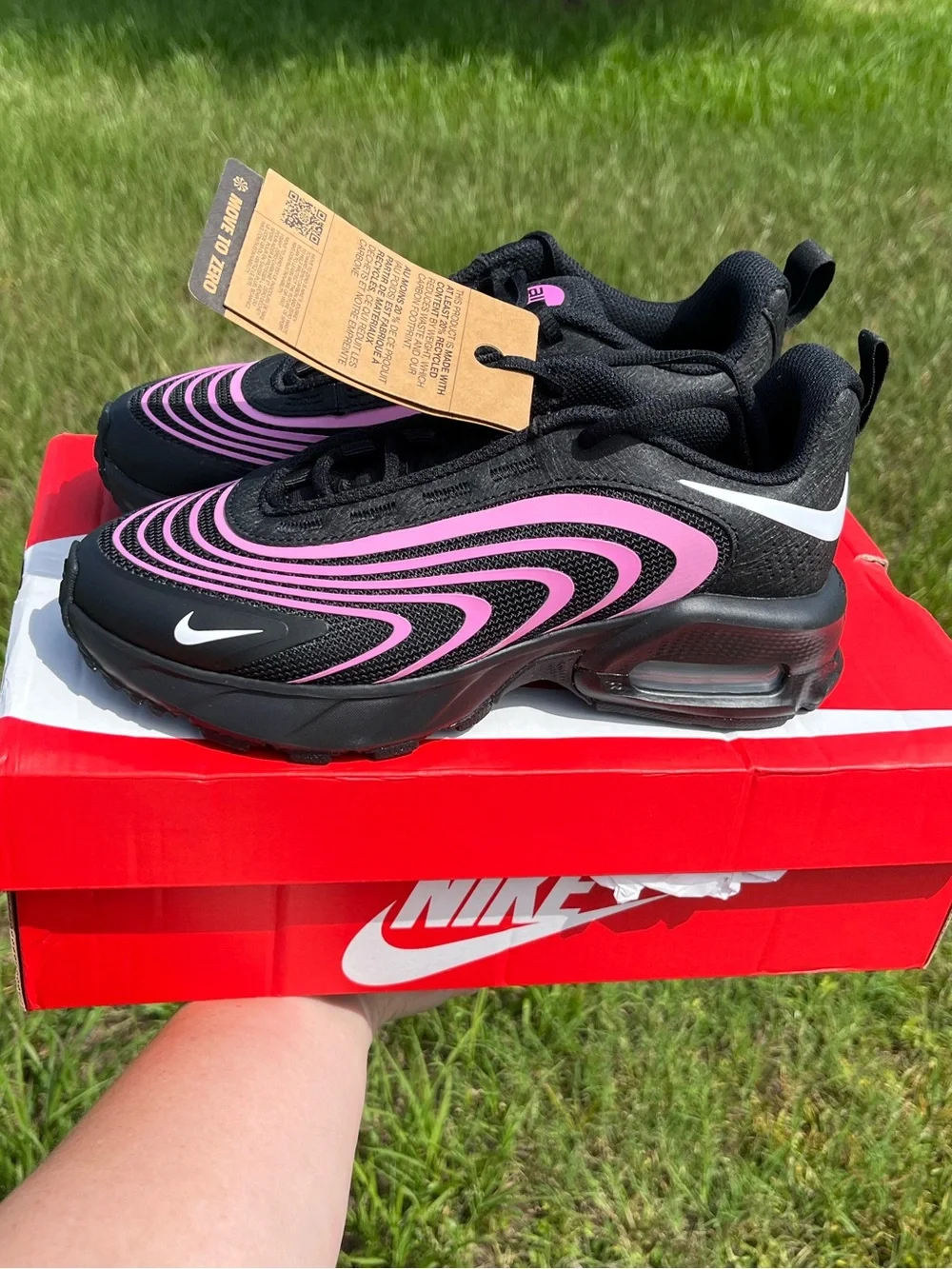 NWT 🔥💖 Nike Air Max Fire Black and Pink Wave-Pattern Athletic Sneakers Size 4.5